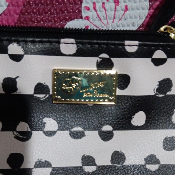 Besty Johnson - Picture 2 of 4